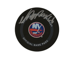 Palet de match officiel des Islanders de New York autographié par Noah Dobson-1