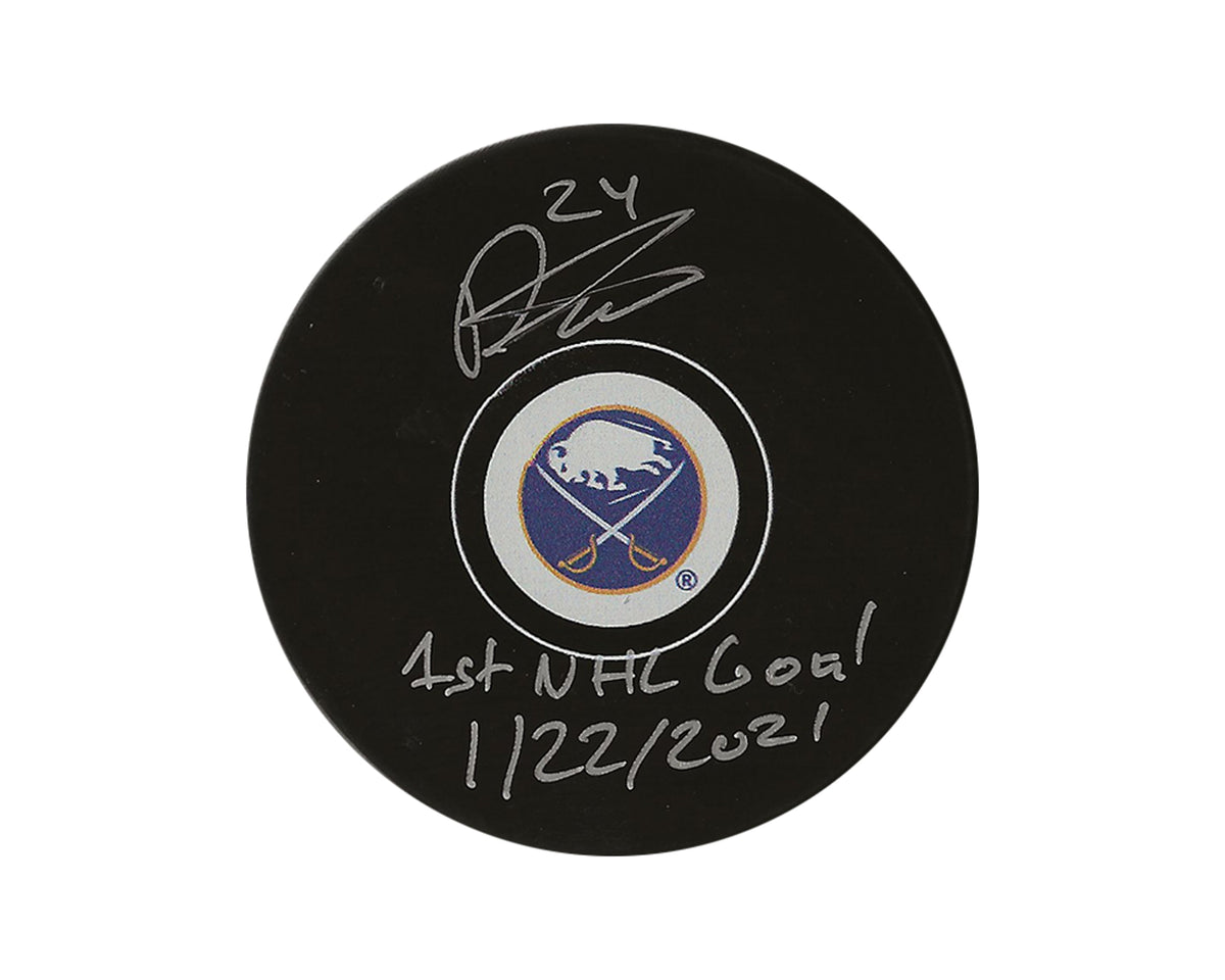 Puck de modelo autografiado de los Buffalo Sabres firmado por Dylan Cozens con la inscripción "1st NHL Goal 1/22/2021"-1