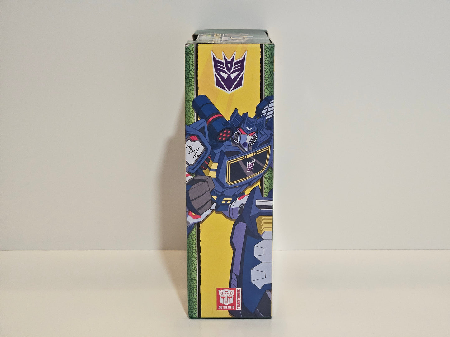Transformers: Cyberverse – Deluxe Class Soundwave (UPC: 5010993866779)
