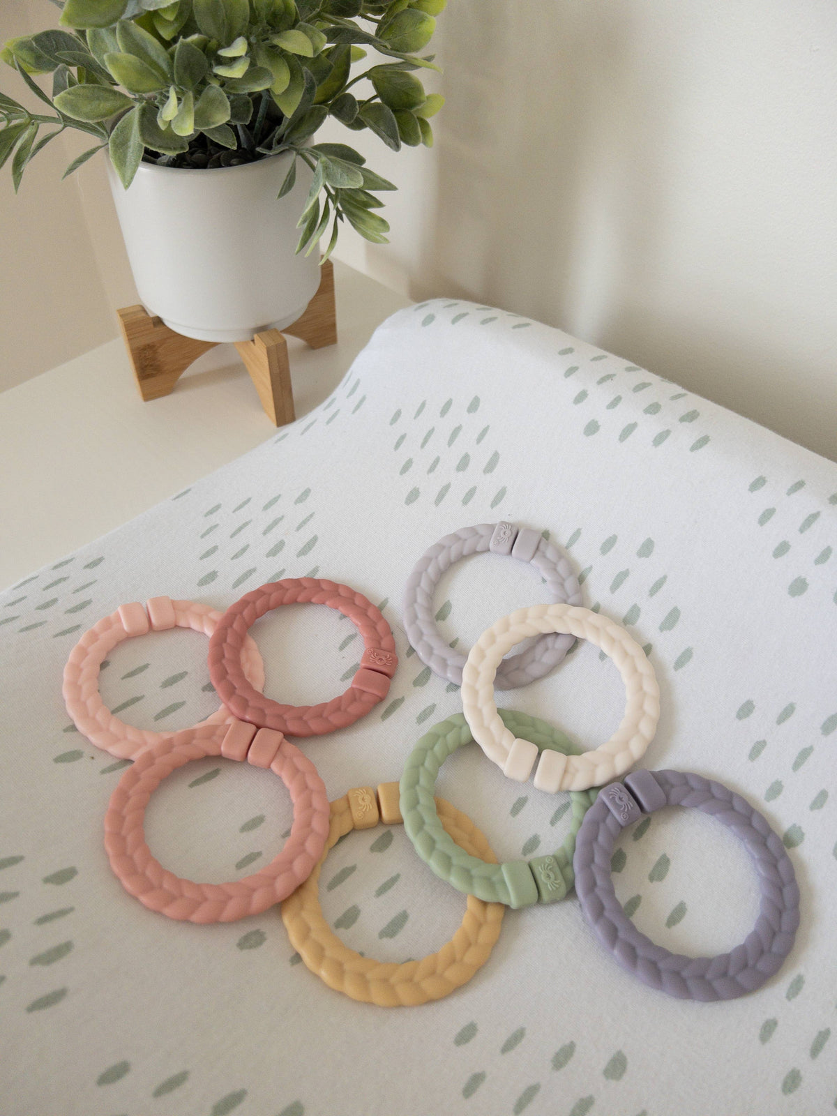 Itzy Ritzy Canada - Bitzy Bespoke Itzy Rings™ Linking Ring Set: Rainbow - Ages 0+-9