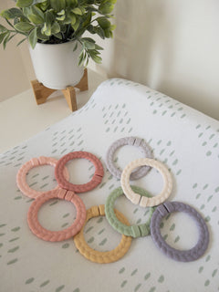 Itzy Ritzy Canada - Bitzy Bespoke Itzy Rings™ Linking Ring Set: Rainbow - Ages 0+-9