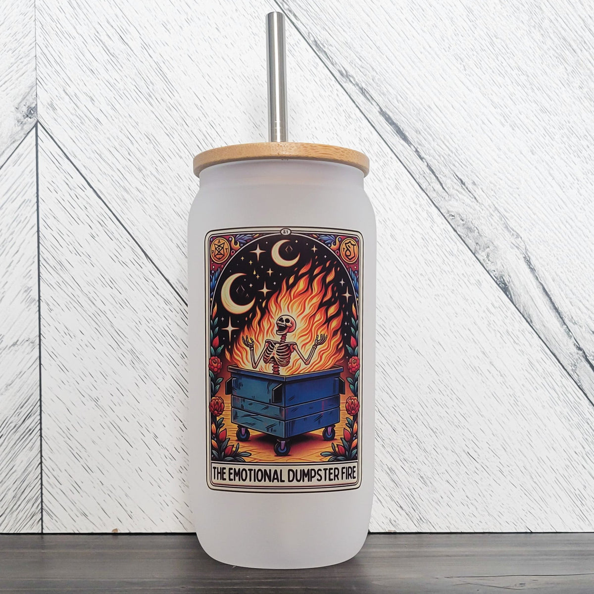 Vaso esmerilado con tapa de bambú "Emotional Dumpster Fire" | Vaso de vidrio con diseño de carta del tarot