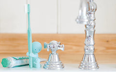 Smiski - Toothbrush Stand (Hugging)-1