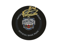 Disco oficial de juego del Heritage Classic 2022 autografiado por Dylan Cozens-1