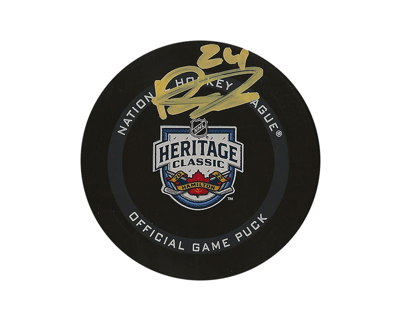 Disco oficial de juego del Heritage Classic 2022 autografiado por Dylan Cozens-1