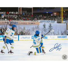Foto de 8x10 de Jordan Kyrou autografiada celebrando un gol en el Winter Classic 2022 de los St. Louis Blues-1