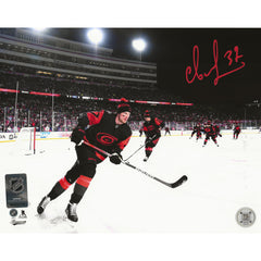 Fotografía de 8x10 de la Stadium Series 2023 de los Carolina Hurricanes autografiada por Andrei Svechnikov-1