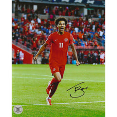Fotografía de 8x10 autografiada por Tajon Buchanan celebrando un gol con la selección nacional masculina de Canadá-1