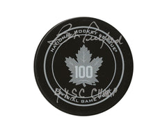 Disco oficial de juego del centenario de los Toronto Maple Leafs autografiado por Bob Pulford con la inscripción "4x SC Champ"-1