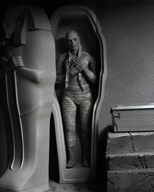 Universal Monsters Ultimate Mummy (Black & White) Figure-3
