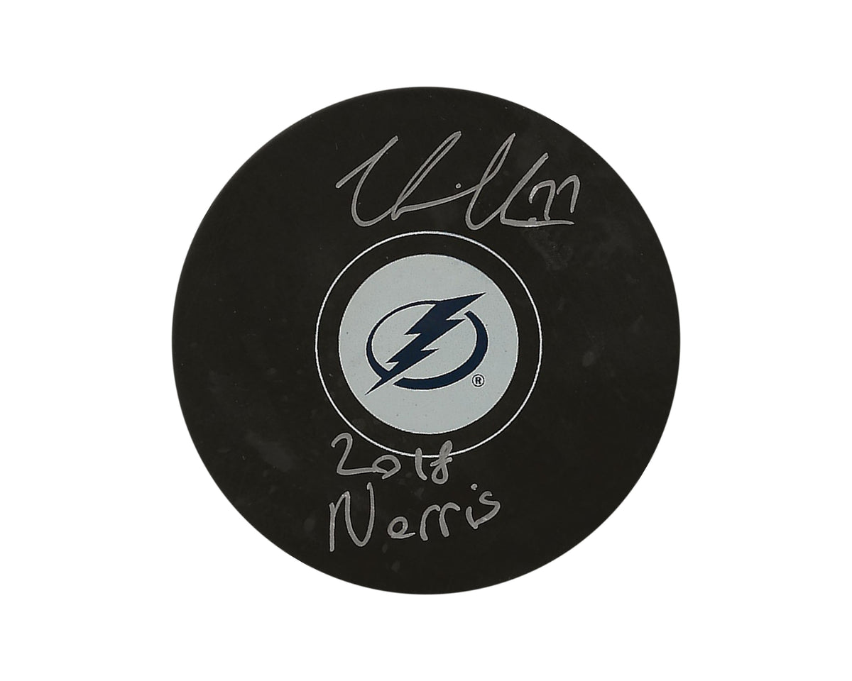 Palet officiel des Lightning de Tampa Bay autographié par Victor Hedman, avec l'inscription « 2018 Norris »-1