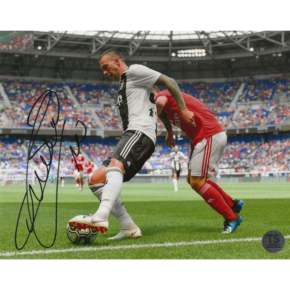 Fotografía 8x10 de Federico Bernardeschi autografiada protegiendo el balón con el Juventus F.C.-1