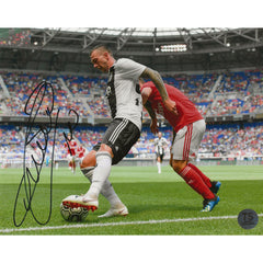 Fotografía 8x10 de Federico Bernardeschi autografiada protegiendo el balón con el Juventus F.C.-1
