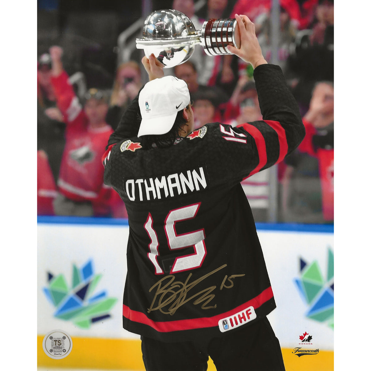 Foto de 8x10 de Brennan Othmann autografiada, celebrando con el trofeo en el Mundial Juvenil 2022 con el equipo de Canadá-1
