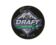 Palet de la draft LNH 2019 autographié par Dylan Cozens, avec l'inscription "7th Pick"-1