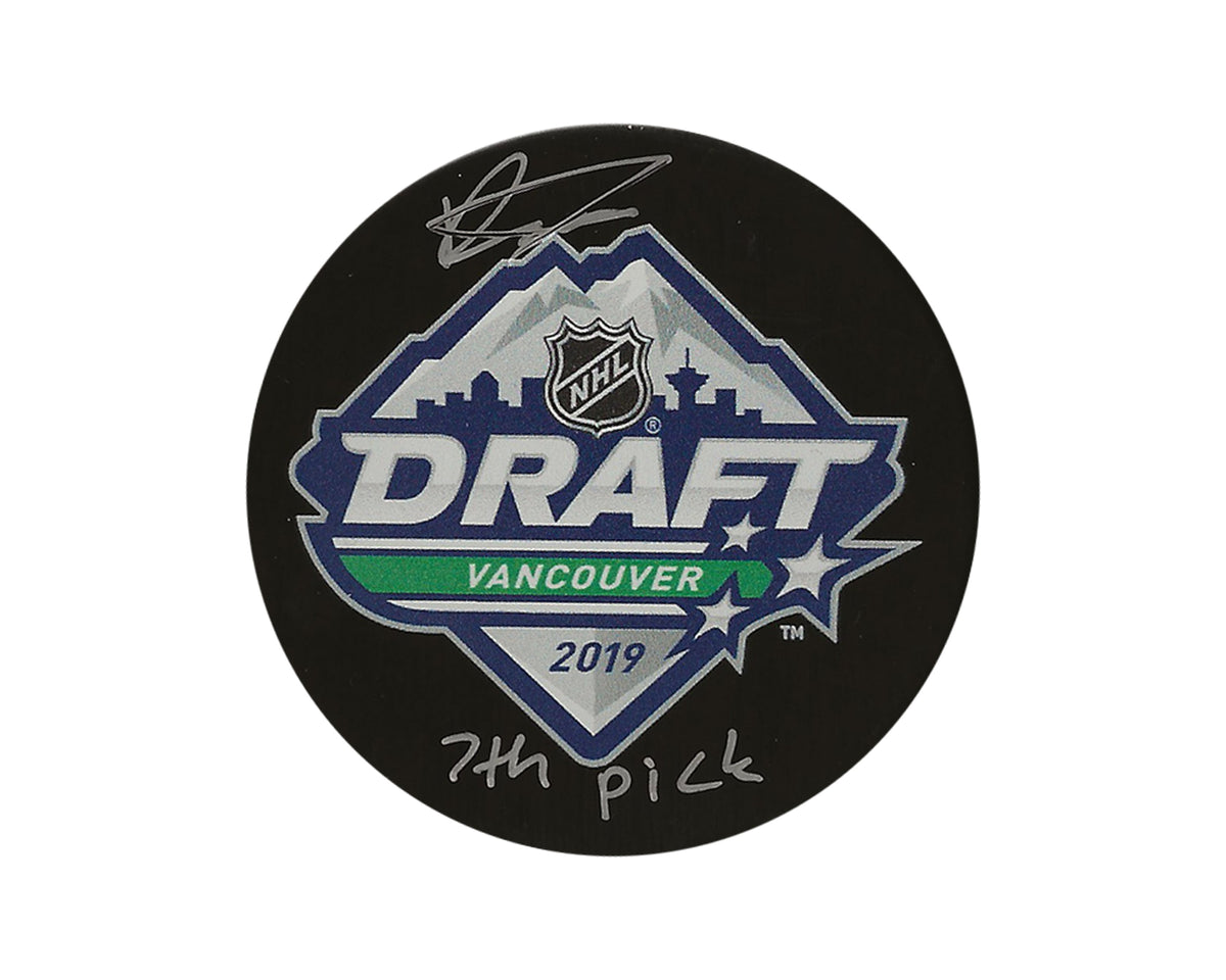 Palet de la draft LNH 2019 autographié par Dylan Cozens, avec l'inscription "7th Pick"
