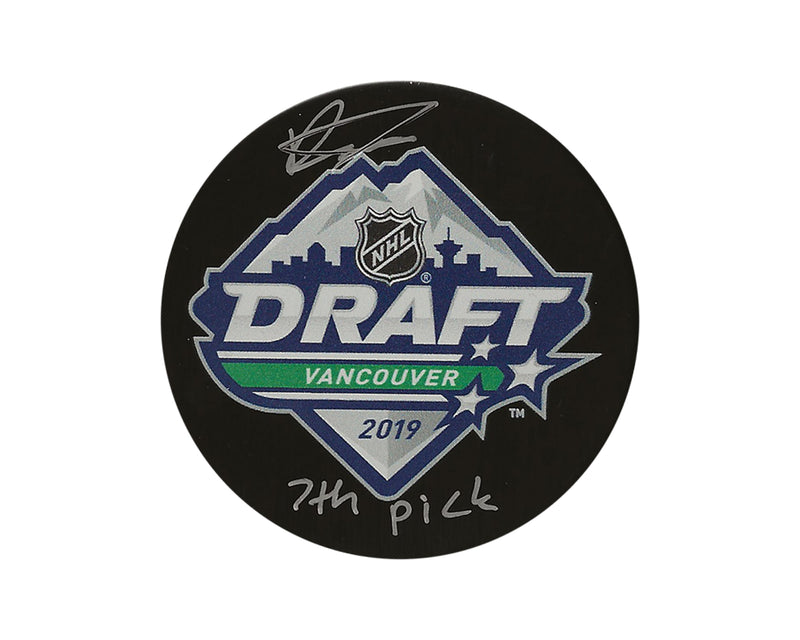 Palet de la draft LNH 2019 autographié par Dylan Cozens, avec l'inscription "7th Pick"-1