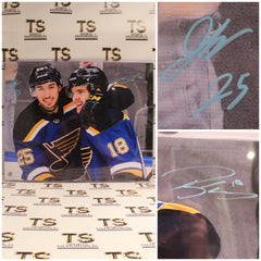 Photo 16x20 Jordan Kyrou et Robert Thomas - Célébration de but des Blues de St. Louis (Autographié)-1
