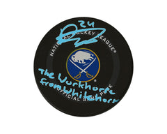 Palet de match officiel des Sabres de Buffalo, signé par Dylan Cozens, avec l'inscription "The Workhorse from Whitehorse"-1