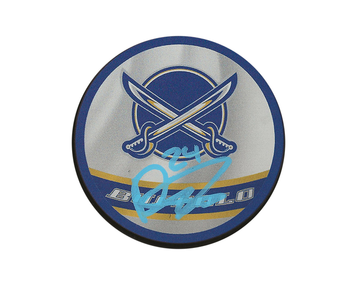 Disco de recuerdo de los Buffalo Sabres autografiado por Dylan Cozens, modelo Reverse Retro