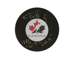 Disco de hockey del Team Canada autografiado por Shayne Corson con la inscripción "1985 WJC Gold"-1