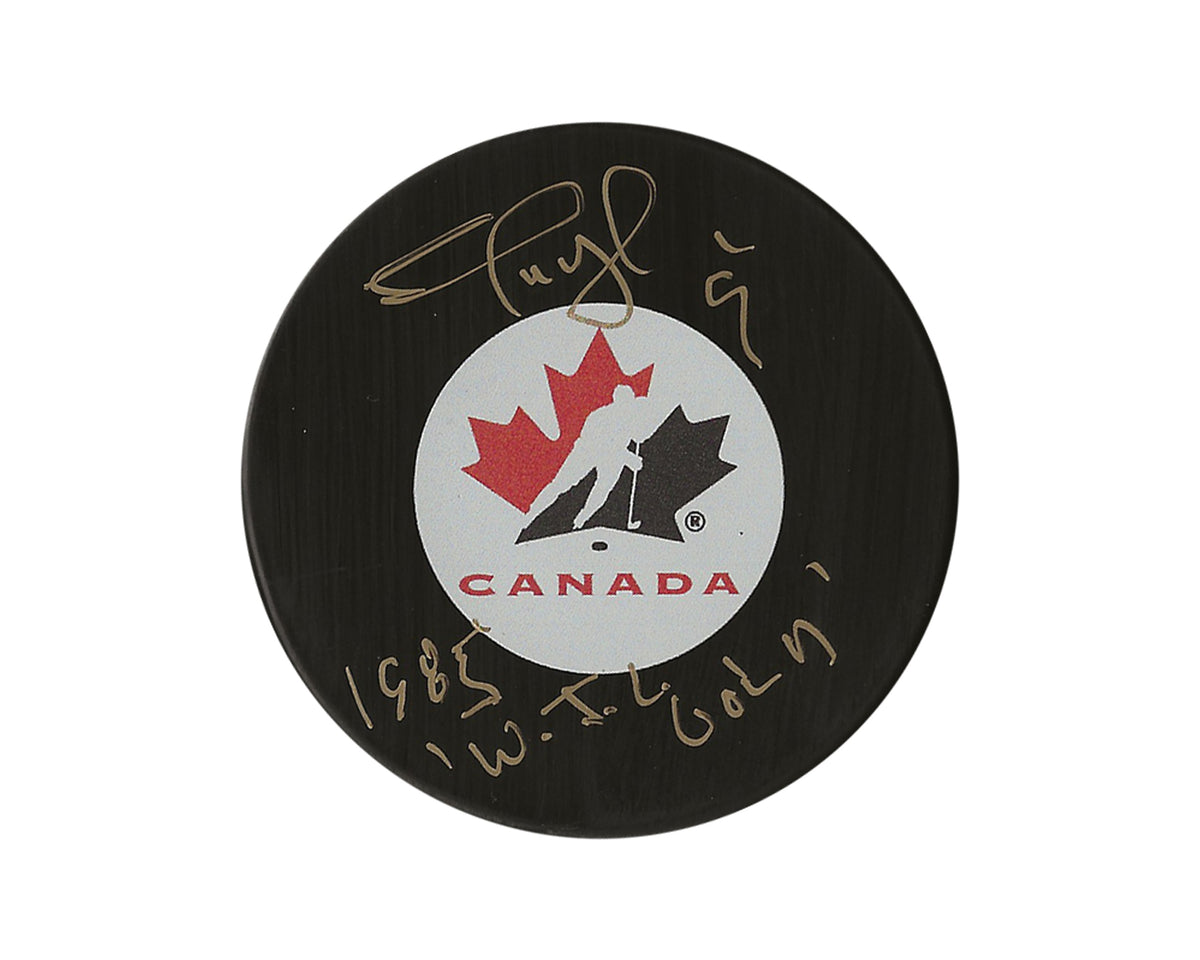 Disco de hockey del Team Canada autografiado por Shayne Corson con la inscripción "1985 WJC Gold"