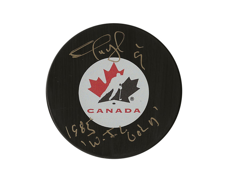 Disco de hockey del Team Canada autografiado por Shayne Corson con la inscripción "1985 WJC Gold"-1