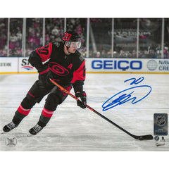 Foto de 8x10 de la Stadium Series 2023 de los Carolina Hurricanes autografiada por Sebastian Aho-1