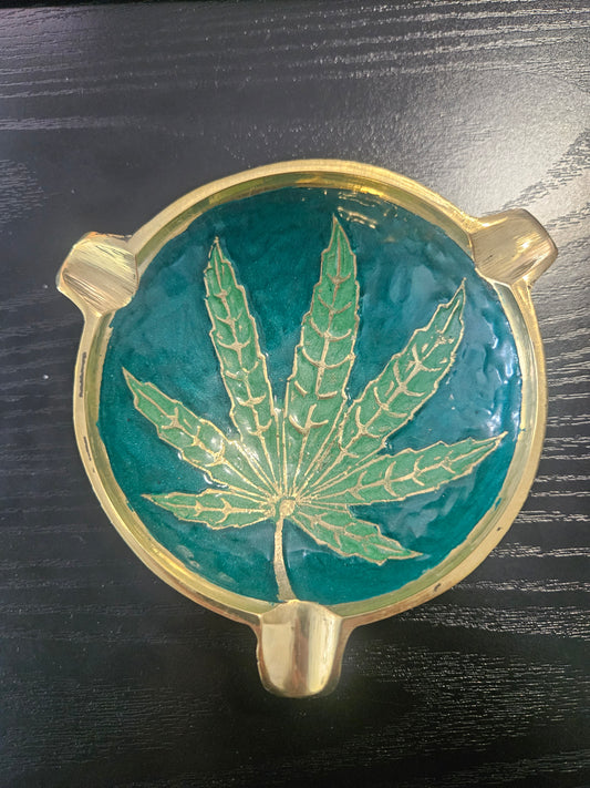Cenicero de latón con hoja de marihuana redonda Tripoint