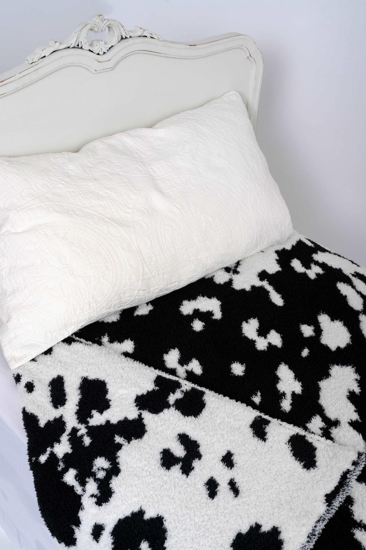 Black & White Cow Print Twin Bed Throw Blanket-1