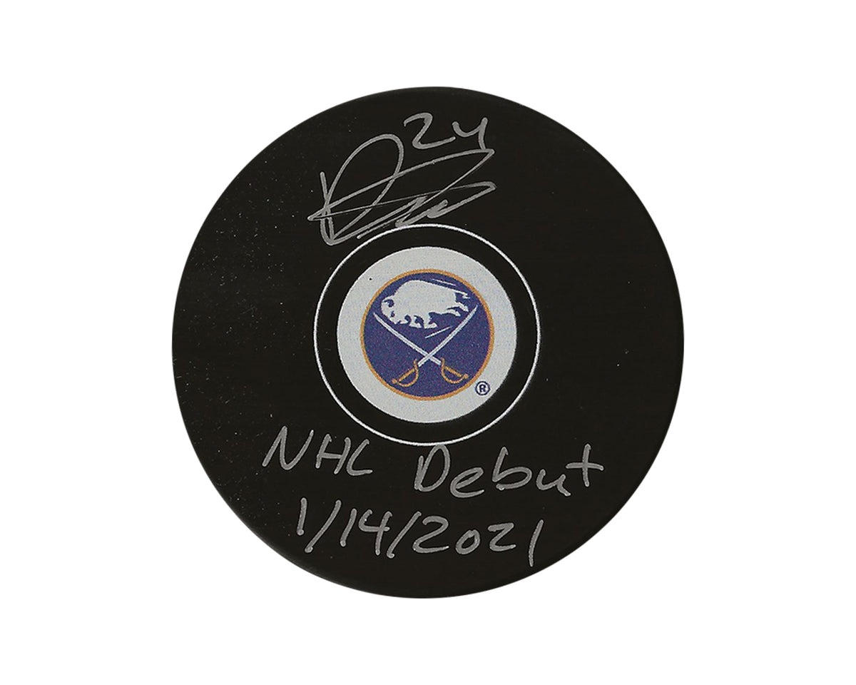 Palet de hockey Buffalo Sabres autographié par Dylan Cozens, modèle autographié, avec l'inscription "NHL Debut 1/14/2021"