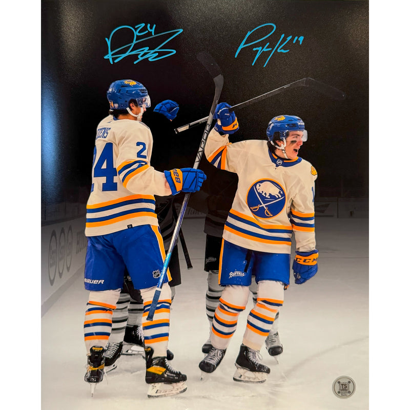 Fotografía de 11x14 de la Heritage Classic 2022 de los Buffalo Sabres autografiada por Dylan Cozens y Peyton Krebs-1
