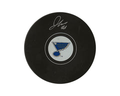 Disco de hockey autografiado por Jordan Kyrou, modelo de los St. Louis Blues-1