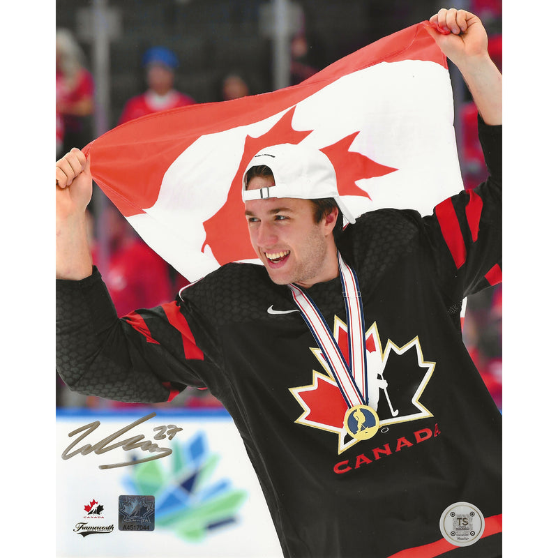 Foto de 8x10 de la celebración de la medalla de oro del equipo de Canadá en el Mundial Juvenil 2022 autografiada por Will Cuylle-1