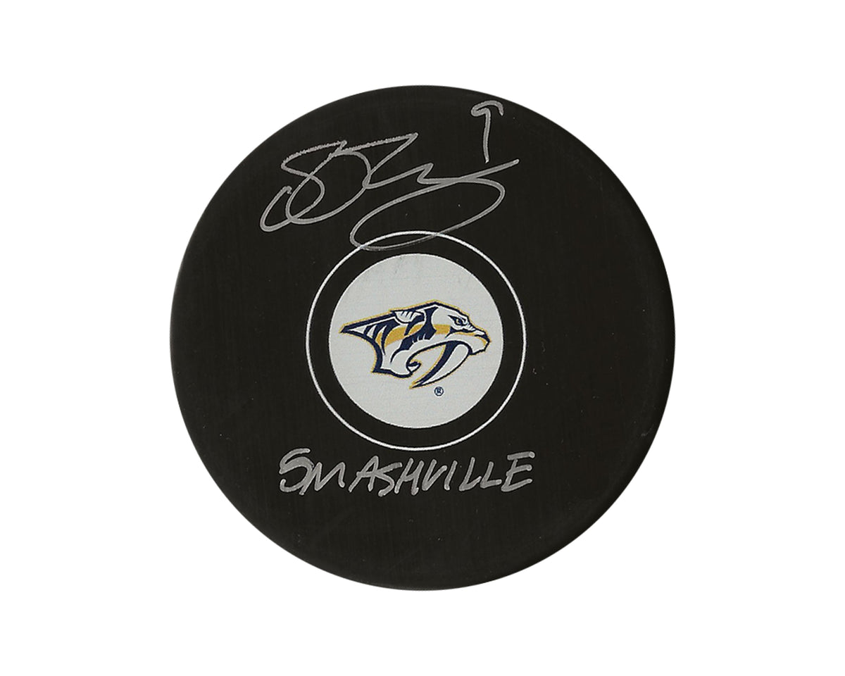 Disco de hockey autografiado por Filip Forsberg de los Nashville Predators con la inscripción "Smashville"-1