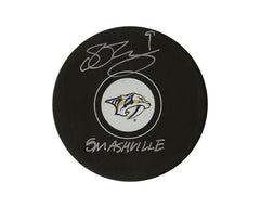 Disco de hockey autografiado por Filip Forsberg de los Nashville Predators con la inscripción "Smashville"-1