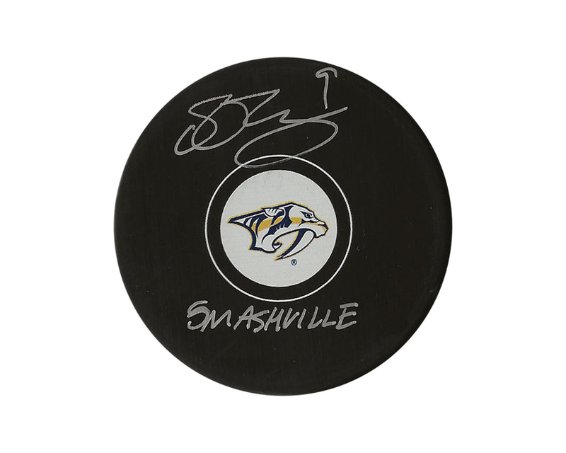 Disco de hockey autografiado por Filip Forsberg de los Nashville Predators con la inscripción "Smashville"-1