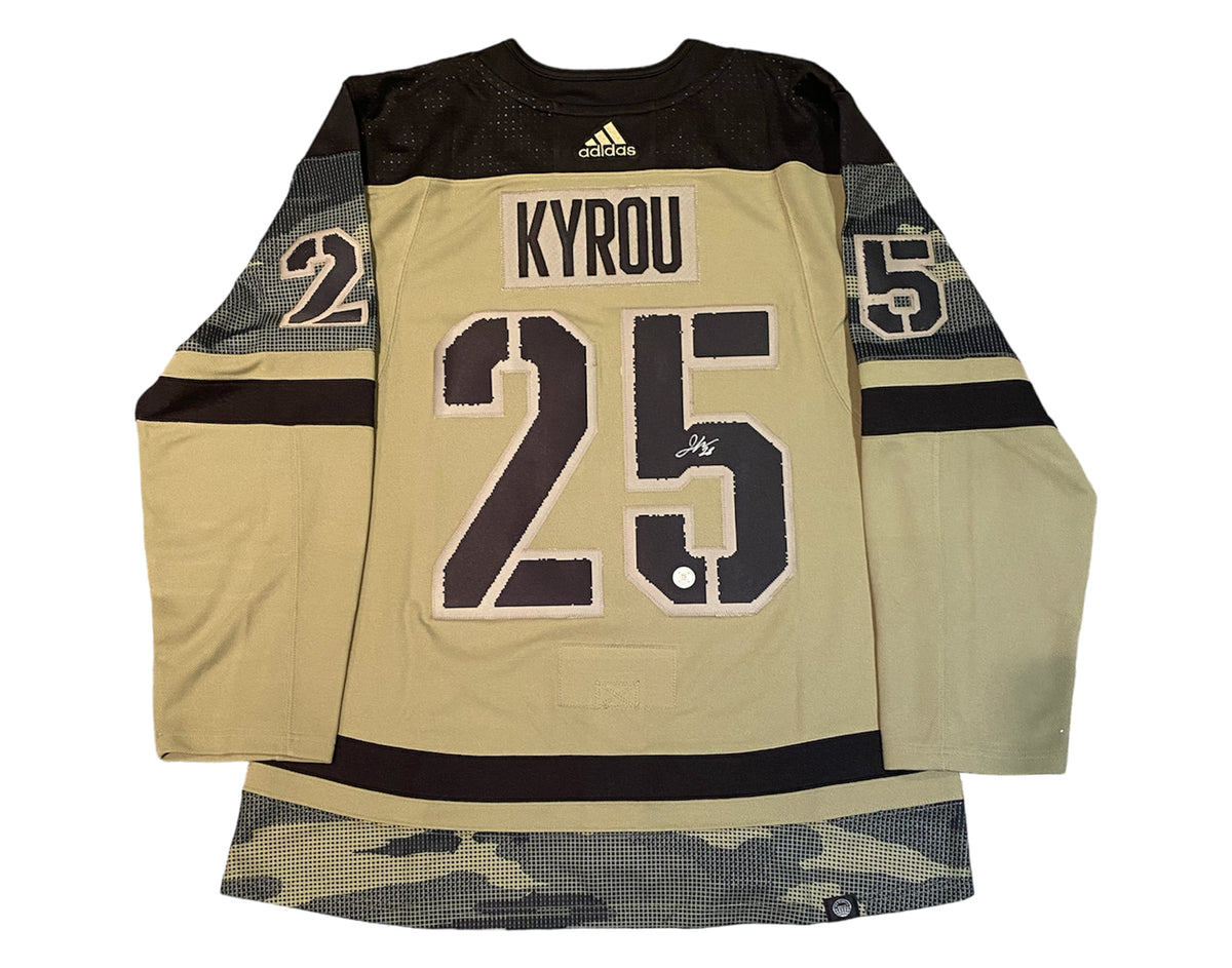 Jersey Adidas de los St. Louis Blues Salute to Service autografiado por Jordan Kyrou-1