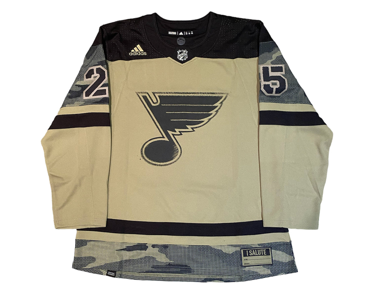 Jersey Adidas de los St. Louis Blues Salute to Service autografiado por Jordan Kyrou-3