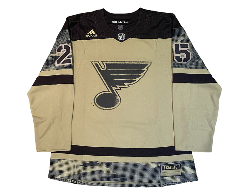 Jersey Adidas de los St. Louis Blues Salute to Service autografiado por Jordan Kyrou-3