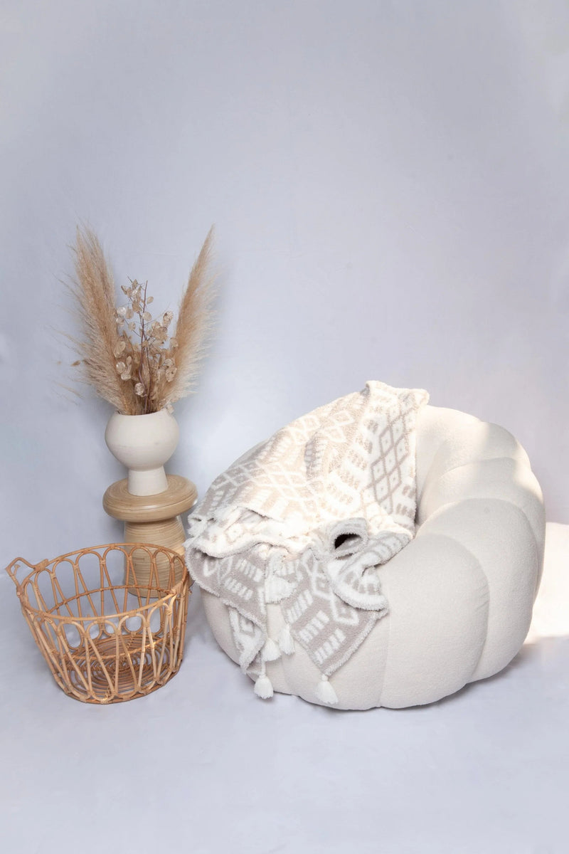Greige & White Diamond Point with Tassel Print Extended Throw-1