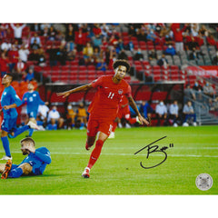 Fotografía de 8x10 de la celebración del gol de Tajon Buchanan con la selección nacional masculina de Canadá autografiada-1