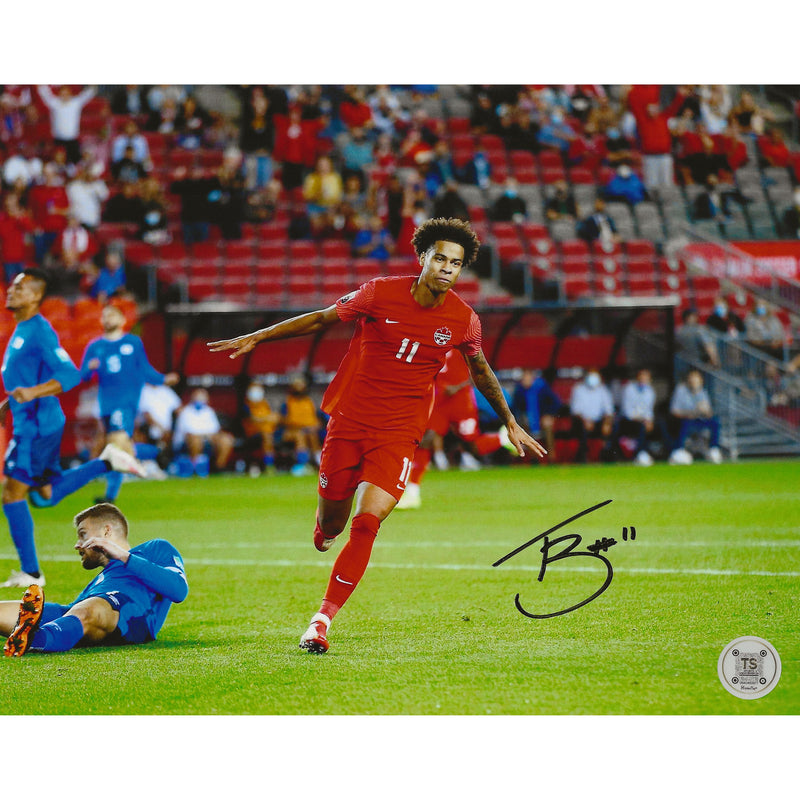 Fotografía de 8x10 de la celebración del gol de Tajon Buchanan con la selección nacional masculina de Canadá autografiada-1