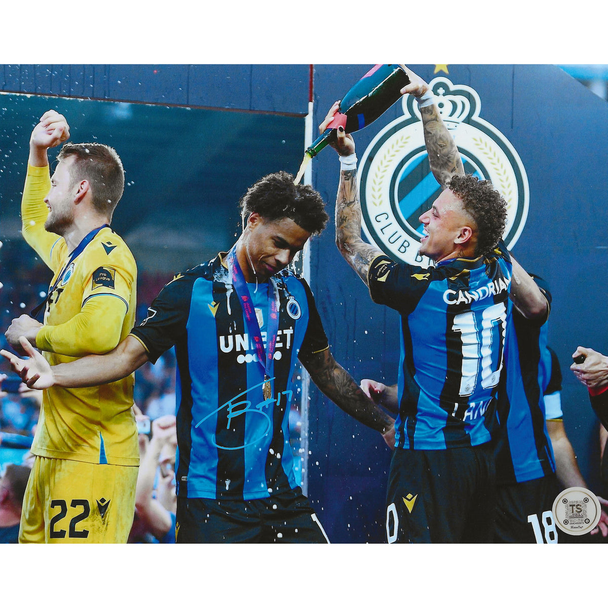Foto de 8x10 de Tajon Buchanan autografiada, celebración del campeonato belga 2021-2022 del Club Brujas-1