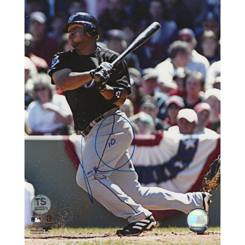 Fotografía de 8x10 de Vernon Wells bateando, autografiada por los Toronto Blue Jays-1