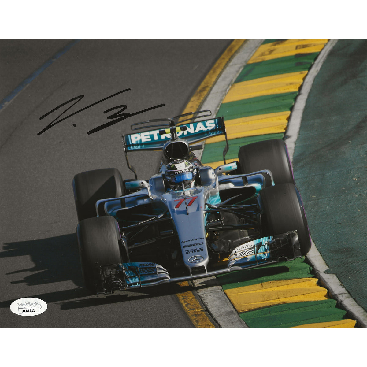 Fotografía de 8x10 de Fórmula 1 de Mercedes Petronas autografiada por Valtteri Bottas-1