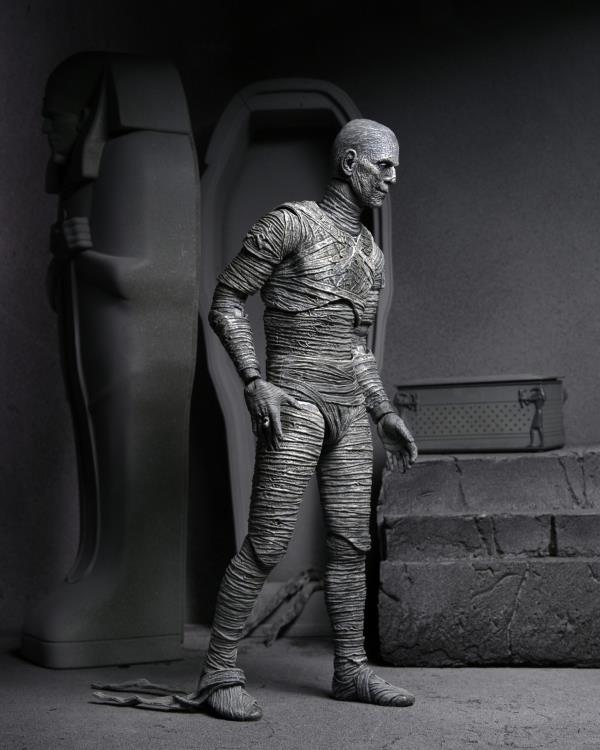 Universal Monsters Ultimate Mummy (Black & White) Figure-4
