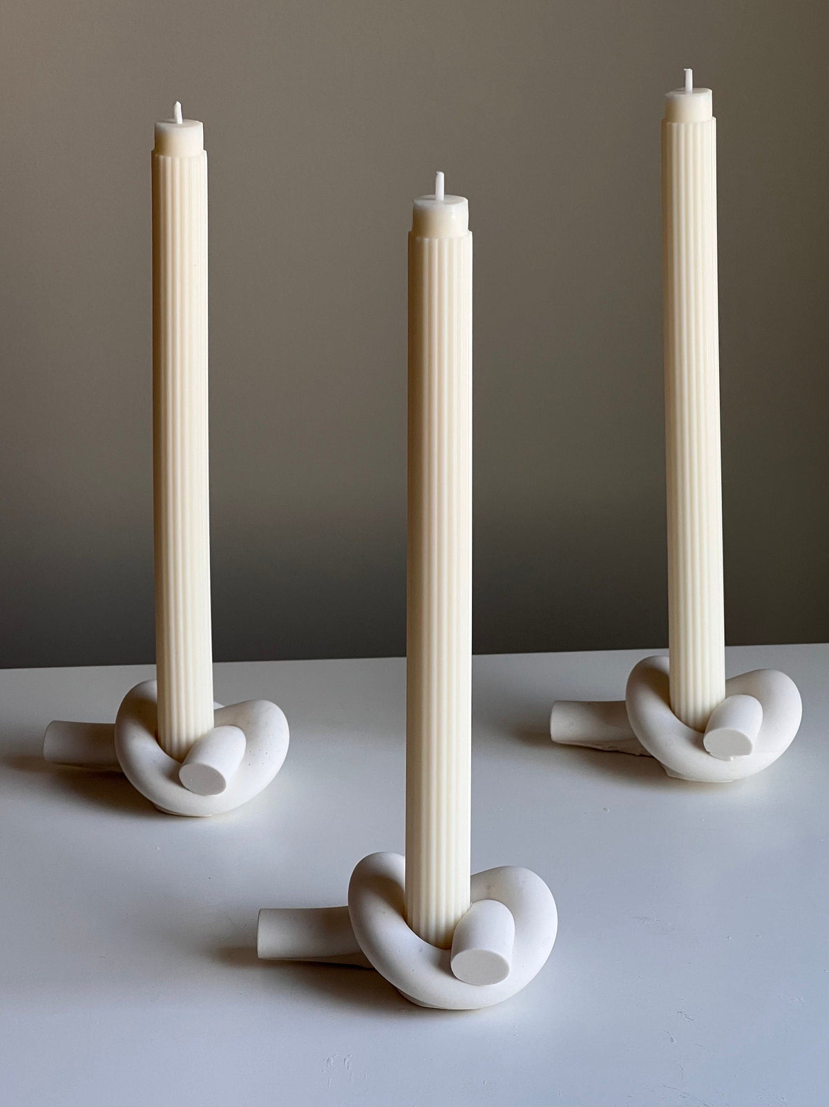 Knot Jesmonite Candlestick Holder: Minimalist Wedding Decor-2