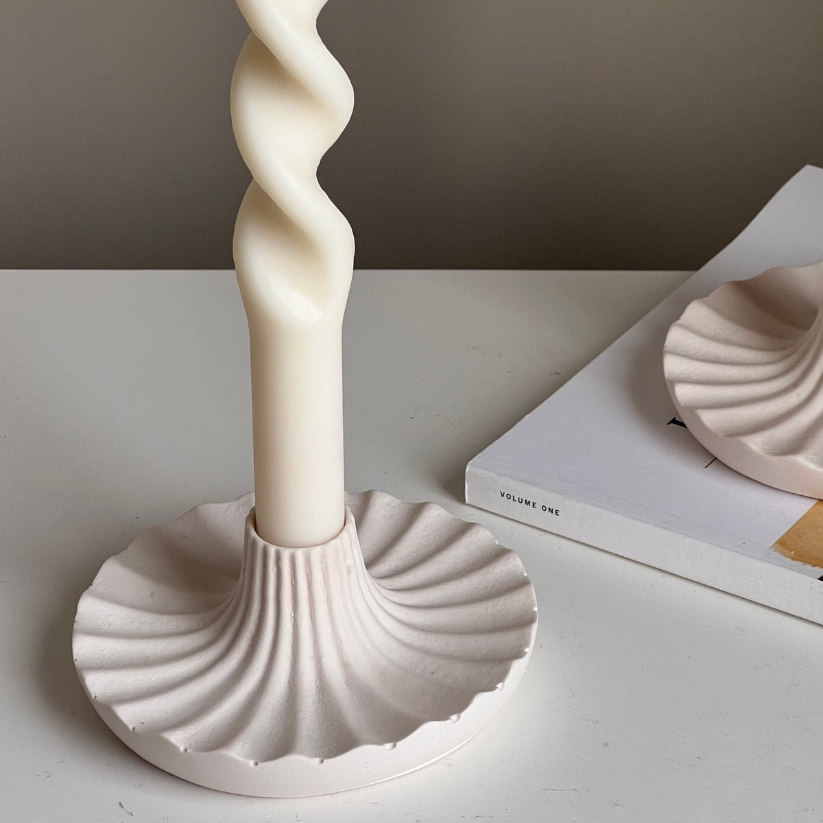 Round Jesmonite Candlestick Holder: Elegant Table Decor-4