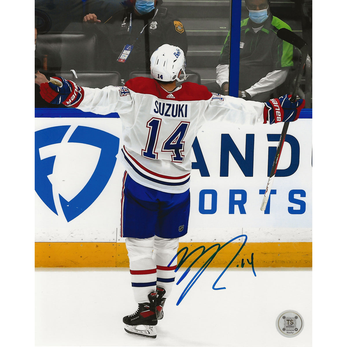 Foto de 8x10 de Nick Suzuki celebrando un gol, autografiada por los Montreal Canadiens-1